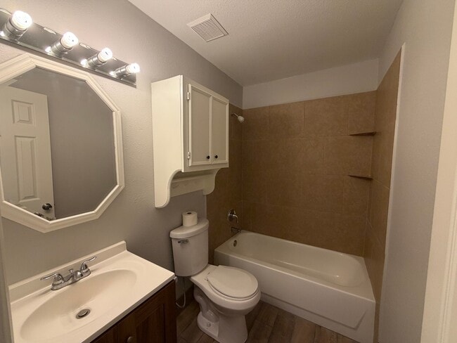 Building Photo - 12711 Woodcreek Dr