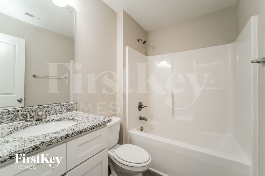 Building Photo - 656 Smith St