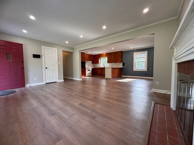 Building Photo - 3BR 1.5BA Brick Ranch in Lexington