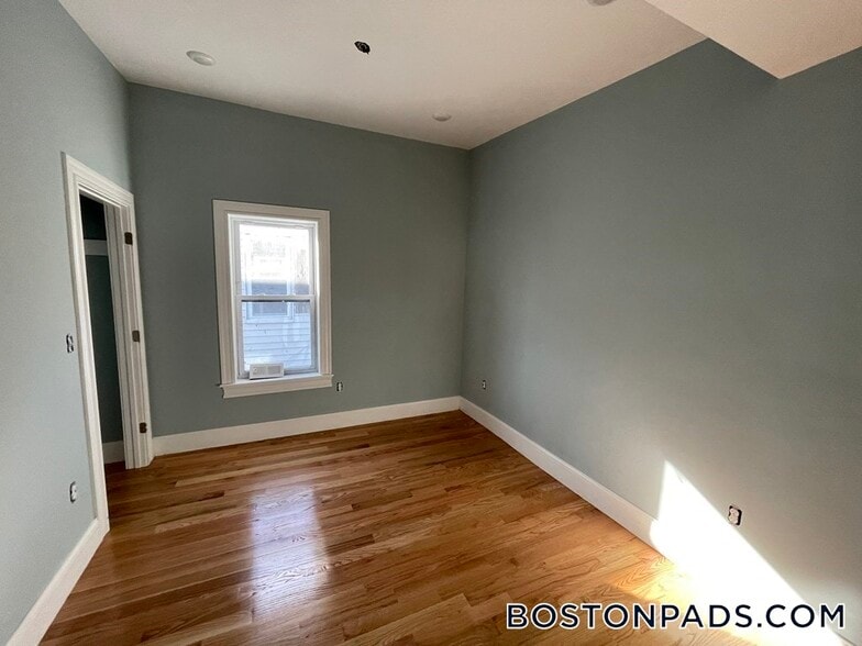 Building Photo - 15 Harold St