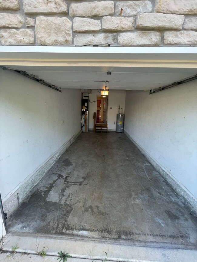 Building Photo - Spacious 3 bedroom, 2.5 bathroom Duplex