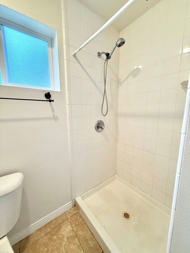 Building Photo - 3 units