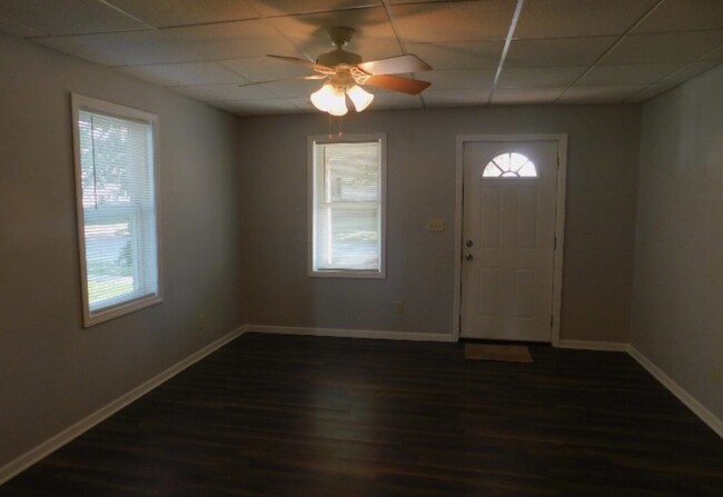Building Photo - 207 N Pine