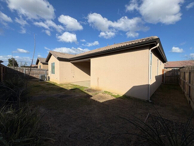 Building Photo - Beautiful home in a gated community Rent Ready!