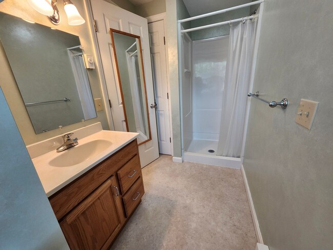 Building Photo - Newton Manor 3 Bedroom Townhome