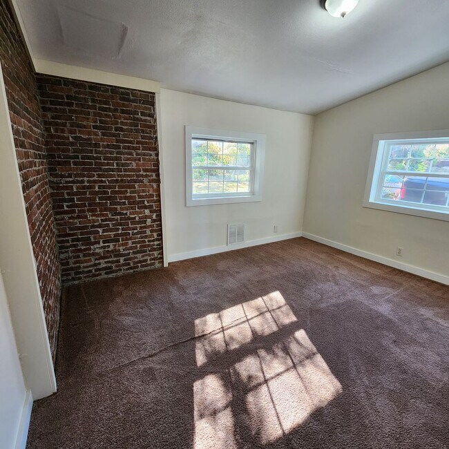 Building Photo - Cute 2/3 Bedroom Single Family House Avail...