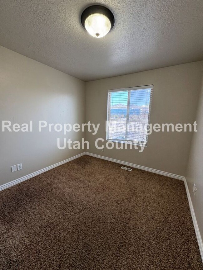 Building Photo - 2477 Garden Dr