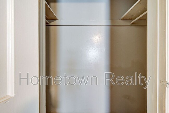 Building Photo - 410 E Steed Dr