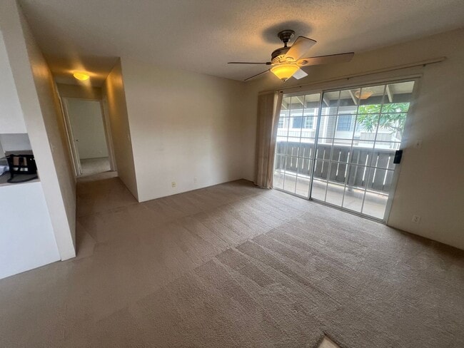 Building Photo - Very nice 2 bedroom, 1 bath unit with 2 pa...