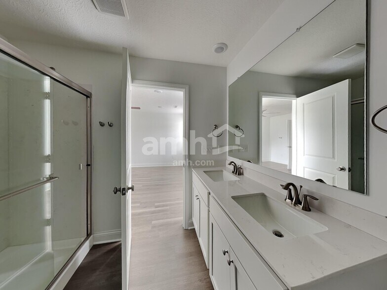 Building Photo - 301 Pne Hl Ct
