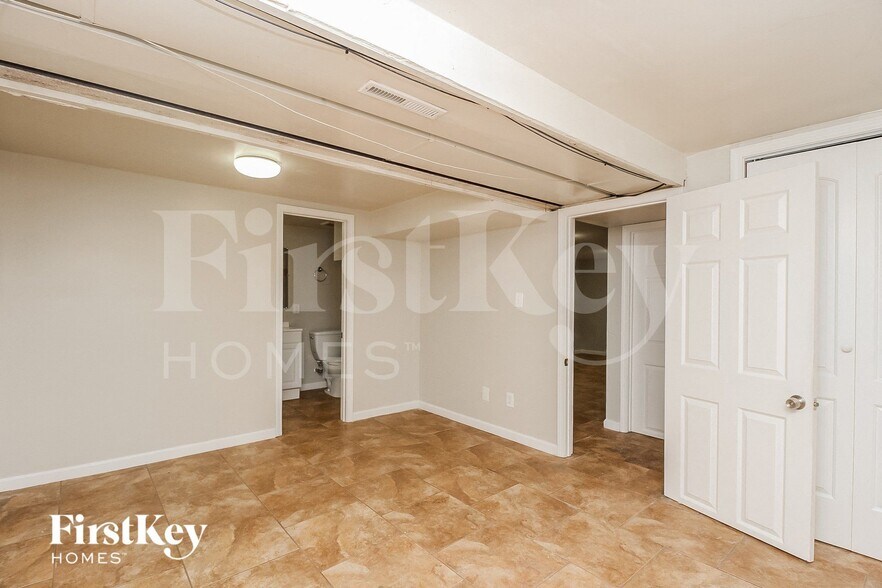 Building Photo - 9214 Farley Ave