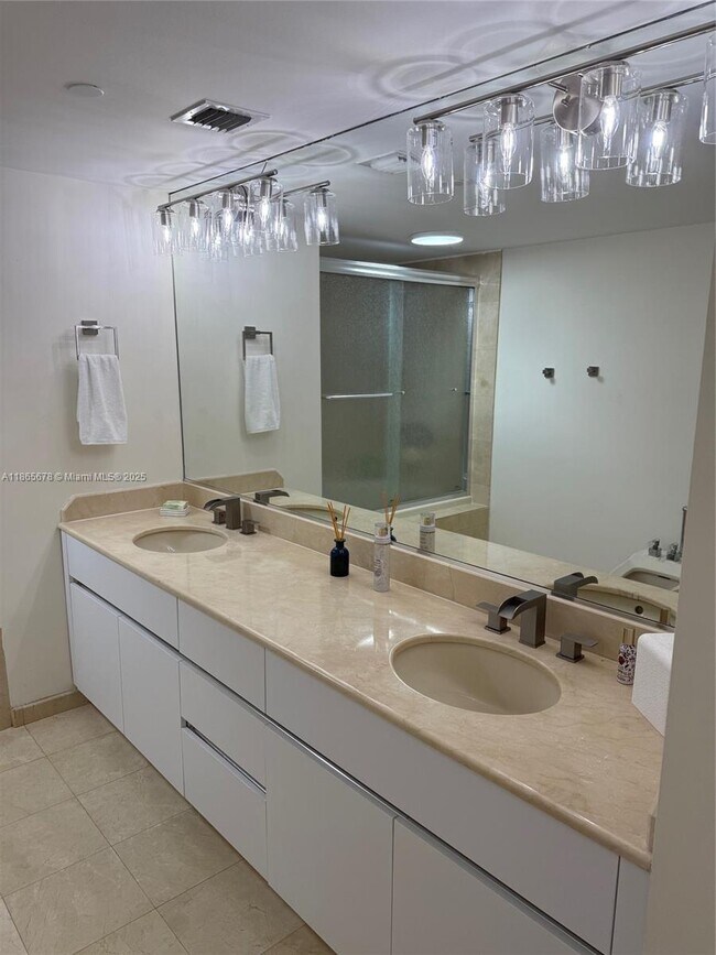 Building Photo - 5757 Collins Ave