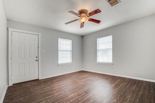 Building Photo - 629 Park Ln