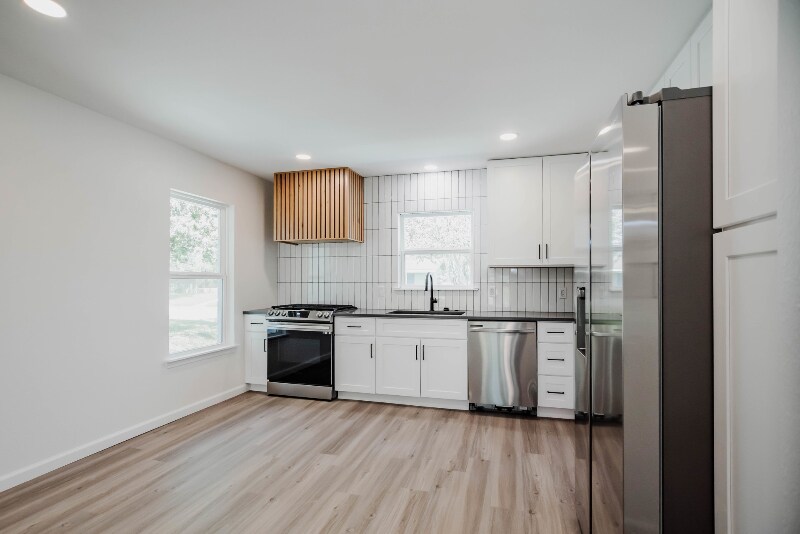 Building Photo - 2203 E Rosebud Ave