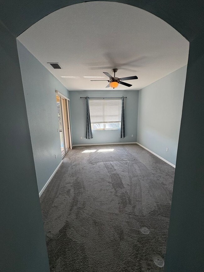 Building Photo - 3/2/1 Townhome in River Glen!