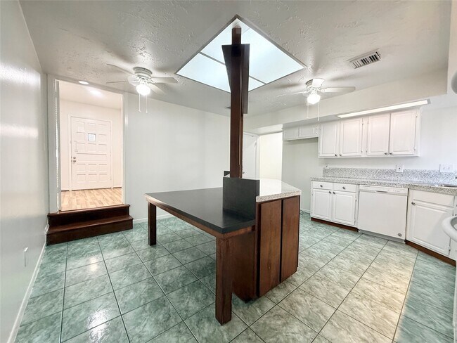 Building Photo - 10423 Kirkshire Dr