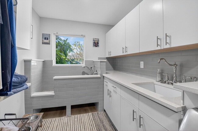 Building Photo - 6701 Hillside Ln