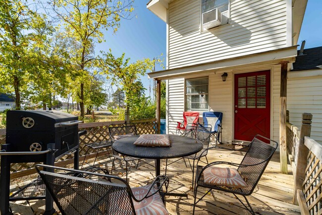 Building Photo - Furnished Downtown Bentonville home! Walk ...