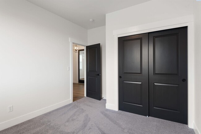 Building Photo - Generational suite w/separate entrance!