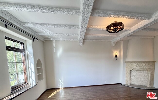 Building Photo - 1302 N Sweetzer Ave