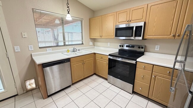 Building Photo - Freshly Painted 3 bedroom/2 bathroom Peoria Home!