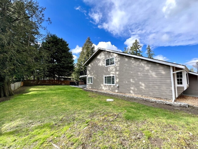 Building Photo - Spacious Living, Functional Comfort & Unbeatable Convenience