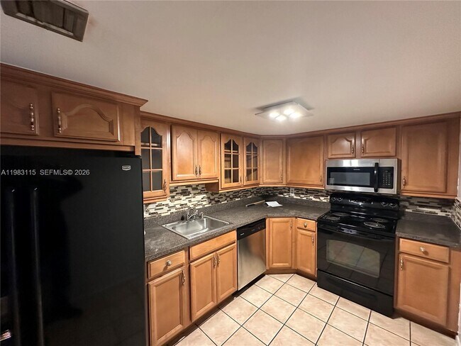 Building Photo - 1100 St Charles Pl