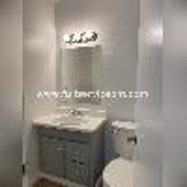 Building Photo - Sweet Seatac 2 BD Top Floor Condo+Parking!