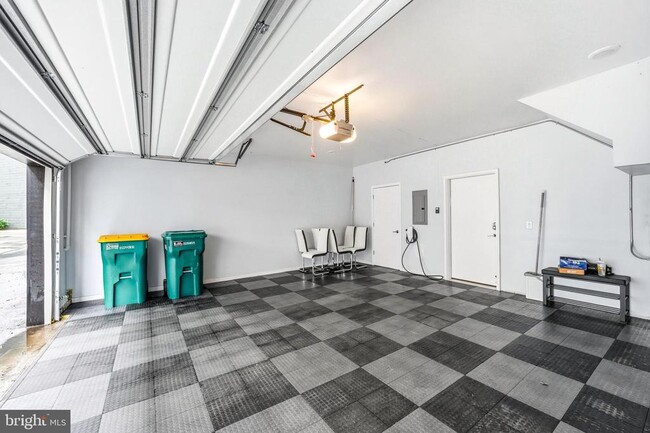 Building Photo - 3115 Parkview Walk