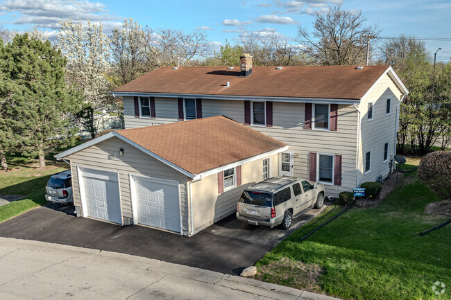 Building Photo - Brookfield Hills Townhouses