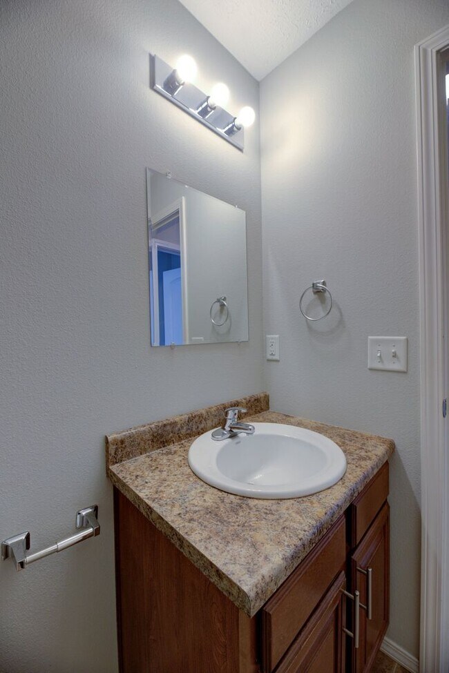 Building Photo - 3 Bedroom in Republic!