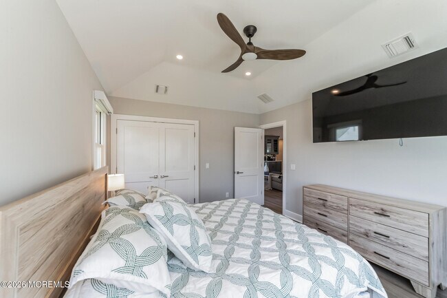 Building Photo - 347 Bay Ln