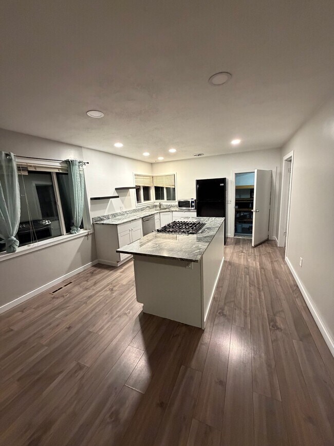 Building Photo - 451 S 200 E