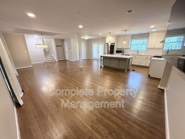 Building Photo - 3153 Woodhaven Dr