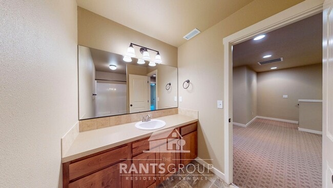 Building Photo - Beautifully upgraded townhome in a quiet L...