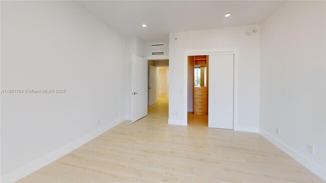 Building Photo - 21050 NE 38th Ave