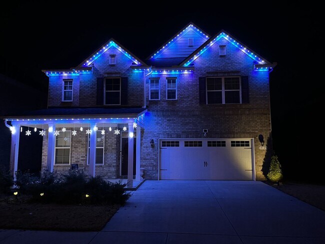 Building Photo - **LIKE-NEW UPGRADED HOME WITH FENCED YARD ...