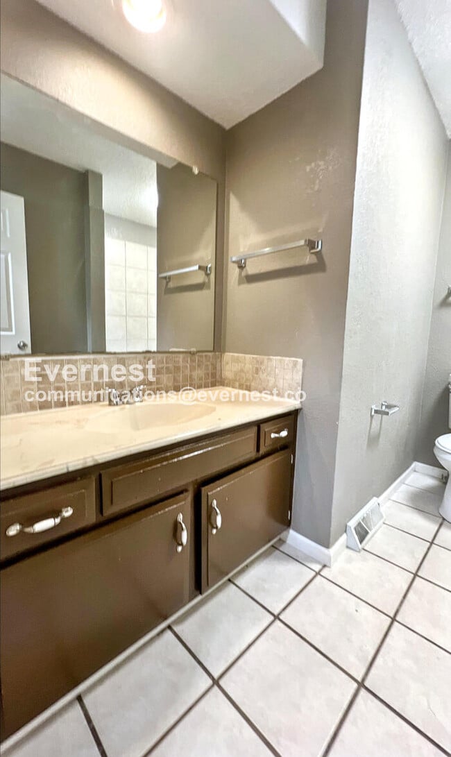 Building Photo - 4 Bed, 2 Bath Home with Garage / Pet-Frien...