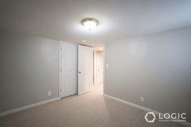 Building Photo - 822 E 50 S