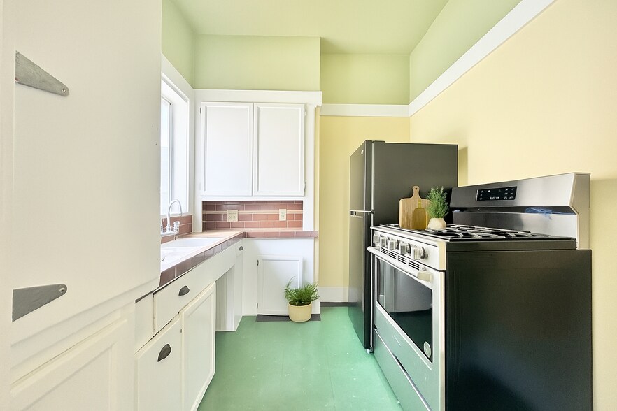 Building Photo - 1032 Albany St