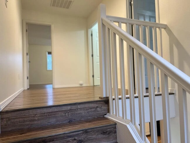 Building Photo - Enormous Tri-Level Townhome 2/2 w/Bonus Room Available Feb. 6th