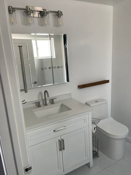 Primary bathroom - 1029 S Hobart Blvd