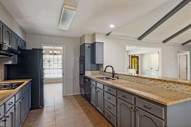 Building Photo - 313 Sagecrest Dr
