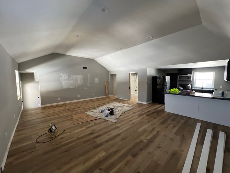 Building Photo - 383 Stewart Rd N