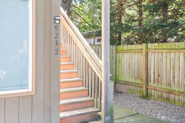 Building Photo - $500 off! Updated, upstairs 2-bdrm/1-bath triplex apt—On-site w/d, off-street parking, near downt...