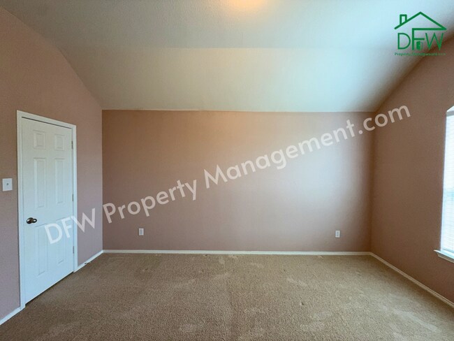 Building Photo - Elegant and Spacious 5-Bedroom Home for Lease in Fort Worth