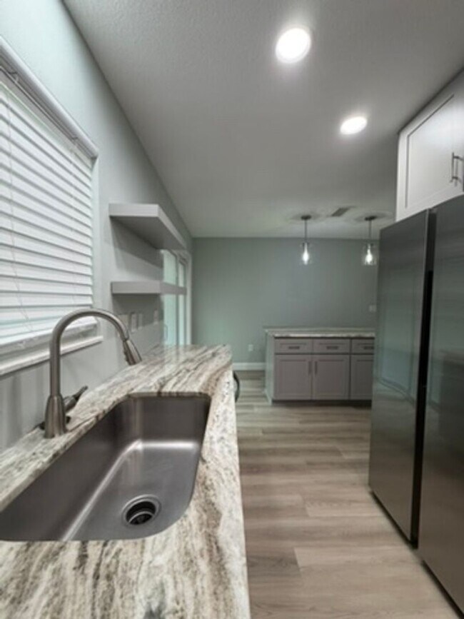 Building Photo - UNFURNISHED, UPDATED 3B/1.5B Home in the Heart of Ft. Walton Beach