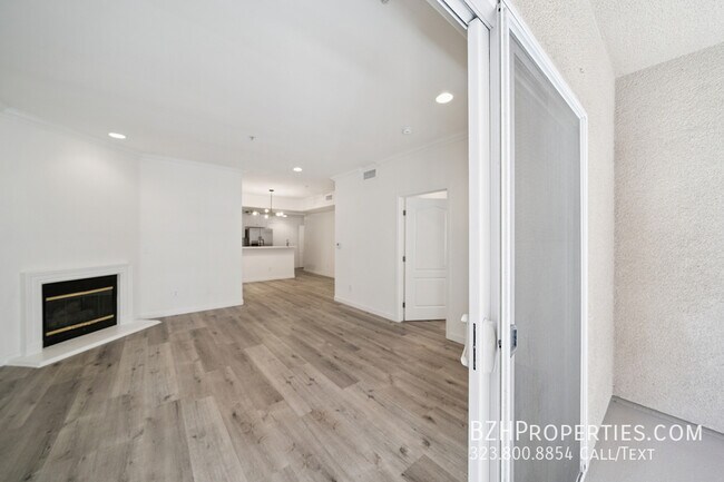 Building Photo - 2334 S Bentley Ave