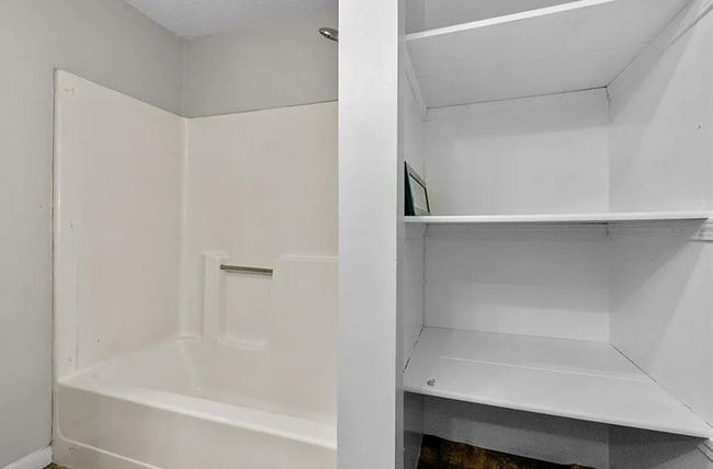Building Photo - Updated 2 Bed Home with Large Attached Garage