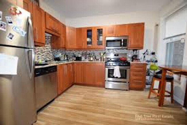 Building Photo - Luxury Apt in Perfect Brookline Location!  Laundry in Unit! Pro Managed